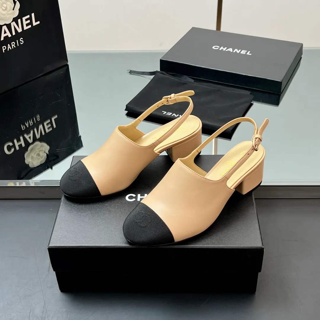 👟👟Ex-factory price 580👟👟 Top quality! Chanel Xiaoxiang 25C early spring new product, thick-heeled cap-toe sandals and back-strap single shoes. Grandma Xiang’s always elegant and ladylike temperament, full of high-end sense, very nice on the feet ~ French style, really beautiful to the top of my heart! An elegant and romantic fairy should be like this! The minimalist color scheme is deeply rooted in people's hearts~ It goes well with either skirts or casual wear! Whether worn barefoot or paired with skirts or trousers, it is very versatile! Incomparably beautiful! Special fairy ✔ Check out the details of my house and take real photos. Fabric: Sheepskin ➕ Grosgrain. Inner pads: all silk sheepskin. Outsole: cowhide outsole imported from Italy. Heel height: 4.5cm. Size: 35-39 (40/41 customized). Comes with counter 🇮🇹 authentic packaging.